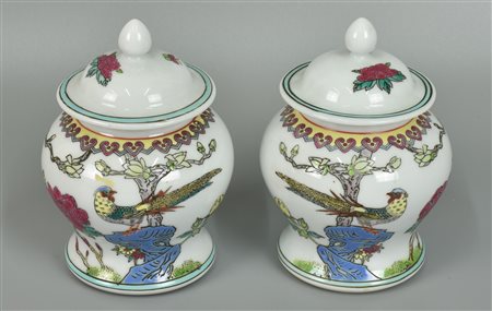 COPPIA DI POTICHES IN PORCELLANA h. 15 cm