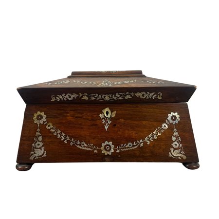 Cofanetto in legno con intarsi in Madre perla, periodo XIX secolo....