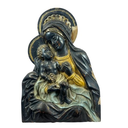 Scultura in legno a basso rilievo, raffigurante Madonna con Bambino....