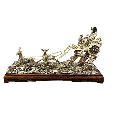 Oggetto decorativo in osso lavorato, scolpito e dipinto a mano, periodo...