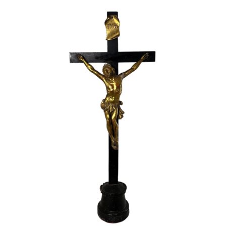 Scultura in legno dorato raffigurante Cristo in croce. Periodo XVIII secolo...