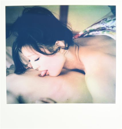 Araki Nobuyoshi SENZA TITOLO polaroid, cm 11x9 sul retro: firma L'opera e'...