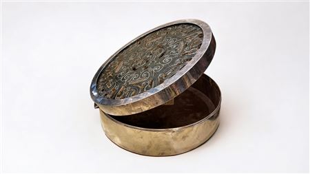  
Armando e Cristina Dabbene, Milano - Grande scatola in argento sterling e giada traforata anni '70 del XX secolo
 Diametro 34cm, h. 10 cm