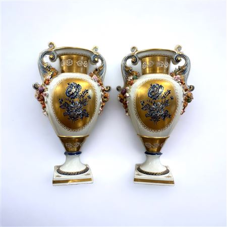  
Coppia di vasi biansati in porcellana dipinta - Sevres XX sec.
 43 x 12 x 12 cm