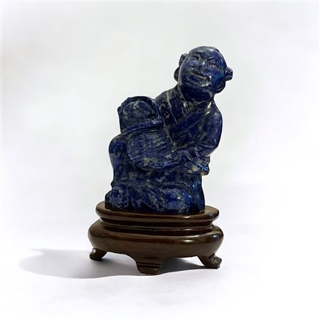  
Figura di Saggio con cestino di fiori scolpita in lapislazzulo Cina, Inizi XX secolo
 H 7 cm con base