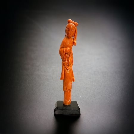  
Figura di fanciulla scolpita in corallo Cina, inizi XX secolo
 h 13,5 cm
