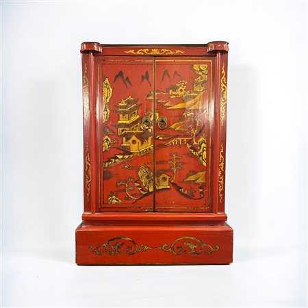  
Piccola credenza in lacca rossa manifattura cinese, XX sec.
 69 x 50 x 17 cm