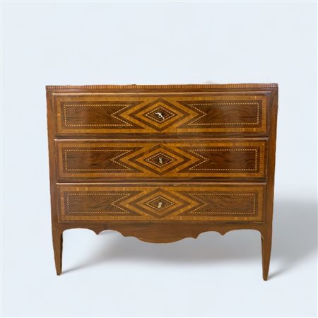  
Commode in noce a 3 cassetti fine del XVIII secolo
 107 x 63 x 120 cm