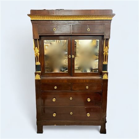  
Stipo a due ante con rifiniture in legno dorato prima metà del XIX secolo
 195 x 50 x 120 cm 