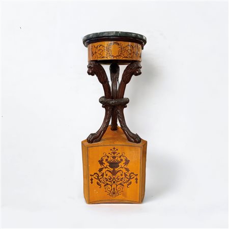  
Gueridon manifattura francese, seconda metà XX sec.
 114 x 40 cm