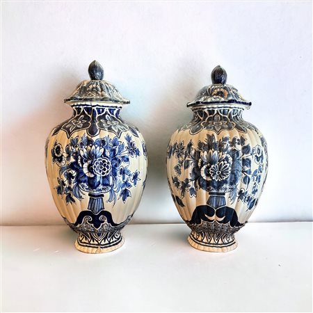  
Coppia di vasi con coperchio XX secolo
ceramica smaltata 32 x 9 cm