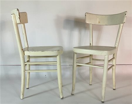 Coppia di sedie in legno di faggio laccato bainco. Italia, anni '30/'40. (difet
