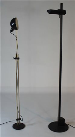 Due lampade da terra in metallo verniciato nero e ottone, una di produzione Luc