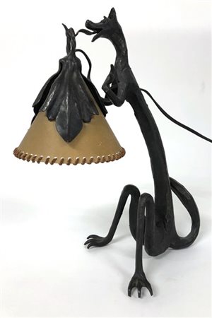 Manifattura lombarda Lampada da tavolo in ferro battuto sagomato a forma di lupo