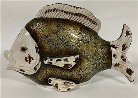 Scultura raffigurante pesce in terracotta smaltata bianca e con finitura vetrif