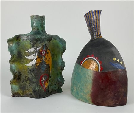 Due vasi in ceramica di diversa forma smaltati in policromia e con decori zoomo
