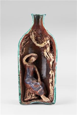 Scultura in terracotta smaltata raffigurante donna assisa entro mezza bottiglia