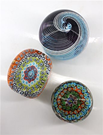 Manifattura di Murano Lotto composto da tre presse papier in vetro di diverso de