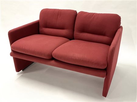 Divanetto a due posti imbottito a due posti e rivestito in tessuto vinaccia. It