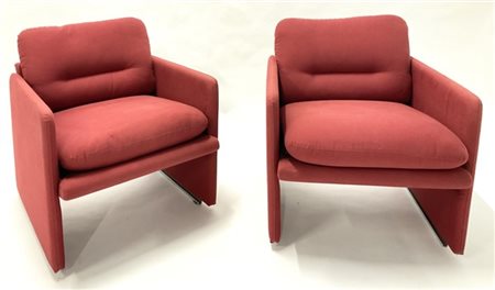 Coppia di poltrone imbottite a due posti e rivestite in tessuto vinaccia. Itali