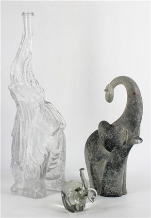 Lotto composto da due sculture e una bottiglia raffiguranti elefanti in cristal
