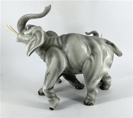 Scultura in ceramica formata a colaggio smaltata in grigio, bruno e rosa, raffi