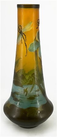 Manifattura centroeuropea Vaso a cammeo in vetro giallo, azzurro, verde e bruno,