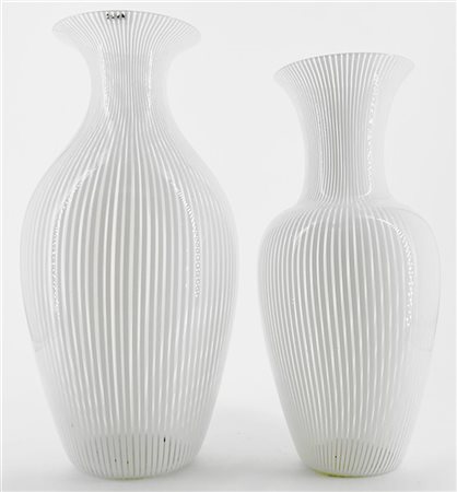 VEART Lotto di due vasi a balaustro in vetro soffiato a canne lattimo e incolore