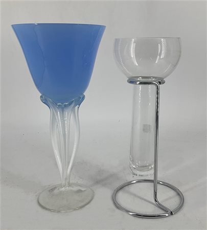 Manifatture differenti. Lotto composto da tre vasi in vetro di forme e decori d