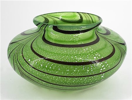 Manifattura di Murano Vaso in vetro soffiato verde trasparente con decoro a fasc