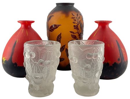 Lotto di cinque vasi in vetro di decori e colori differenti imitanti le tecnich