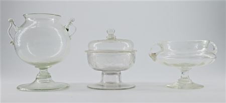 Lotto composto da tre vasetti in vetro incolore, uno con coperchio decorato a f