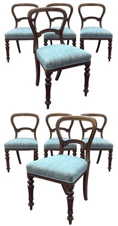Gruppo di otto sedie in legno con schienali a giorno, gambe anteriori tornite e