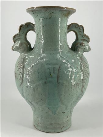 Vaso in ceramica con inveriatura celadon, le anse in forma di volatili 
Cina, s