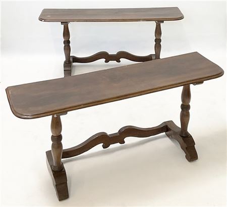 Coppia di mezzi tavoli in legno con sostegni torniti e traverse mosse (totale u