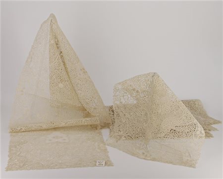 Servito da tavola composto da dodici tovagliette ed una striscia lunga realizza