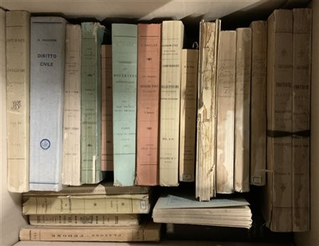 Cinque cartoni di libri tra cui alcuni volumi di musica e la collana "Femina -