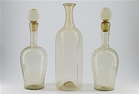 Lotto composto da tre bottiglie in vetro soffiato di epoche diverse (difetti)