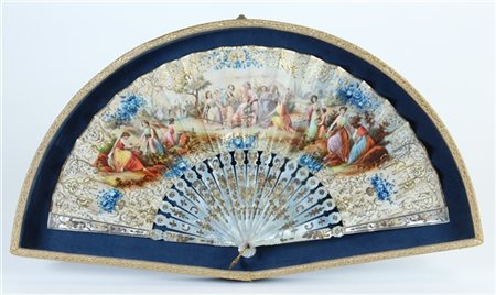 Lotto composto da tre ventagli di cui uno con stecche in madreperla traforata e