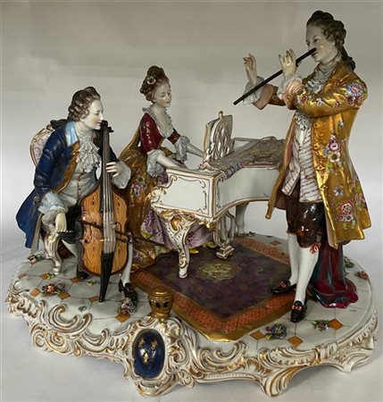Manifattura di Dresda. Gruppo in porcellana raffigurante tre figure in concerto