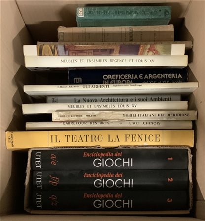 Cinque cartoni di libri tra cui molti dedicati alla musica ed equitazione.