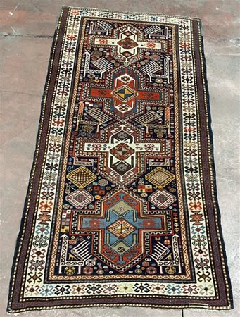 Tappeto Akstafa, Caucaso, fine secolo XIX. Decoro con quattro medaglioni policr