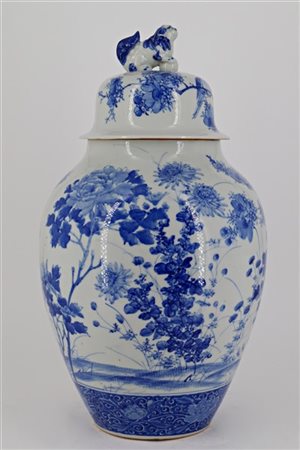 Potiche con coperchio in porcellana bianca e blu decorata con motivi floreali e