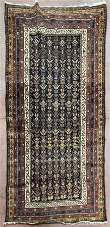 Tappeto Serabend, Persia, secolo XX. Decoro con file di simboli floreali stiliz