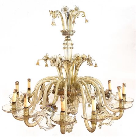 Manifattura di Murano. Lampadario a diciotto luci in vetro soffiato decorato a