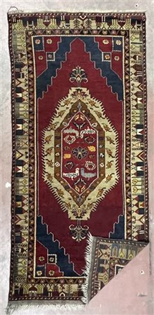 Tappeto Konya, Anatolia, secolo XX. Decoro con medaglione con volatili su fondo