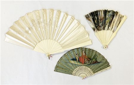 Arte del secolo XIX. Lotto di tre ventagli con stecche in avorio: uno scon pagi