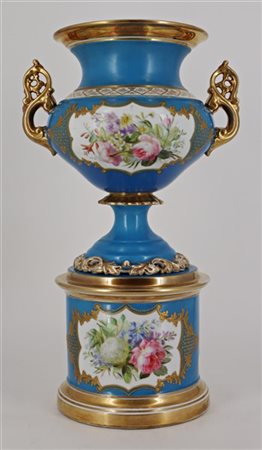 Manifattura del secolo XIX. Grande vaso biansato in porcellana decorata in poli