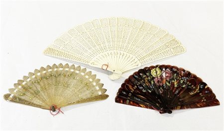 Lotto di tre ventagli con stecche in osso e bachelite a finta tartaruga trafora