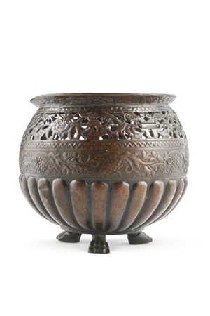 Contenitore in rame sbalzato e decorato a motivi floreali
 
(d. cm 28; h. cm 29